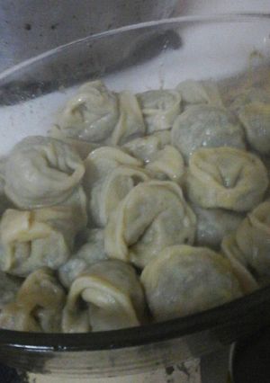 Una foto de Cappelletti casero relleno de carne y espinaca