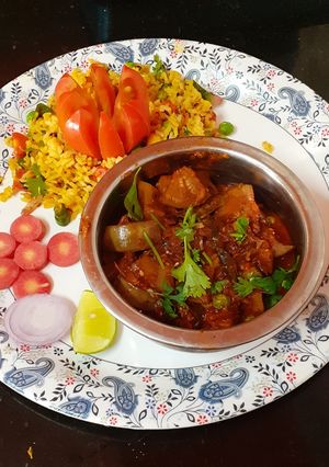 वांग,बटाटा,मिक्स भाजी (Vang Batata Mix Bhaji Recipe In Marathi) रेसिपी चे मुख्य फोटो 