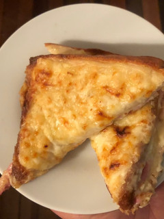 Una foto de Sándwich croque monsieur
