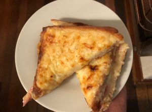 Una foto de Sándwich croque monsieur