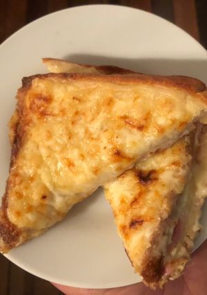 Una foto de Sándwich croque monsieur