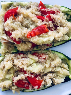 Una foto de Calabacín relleno con quinoa y pimiento