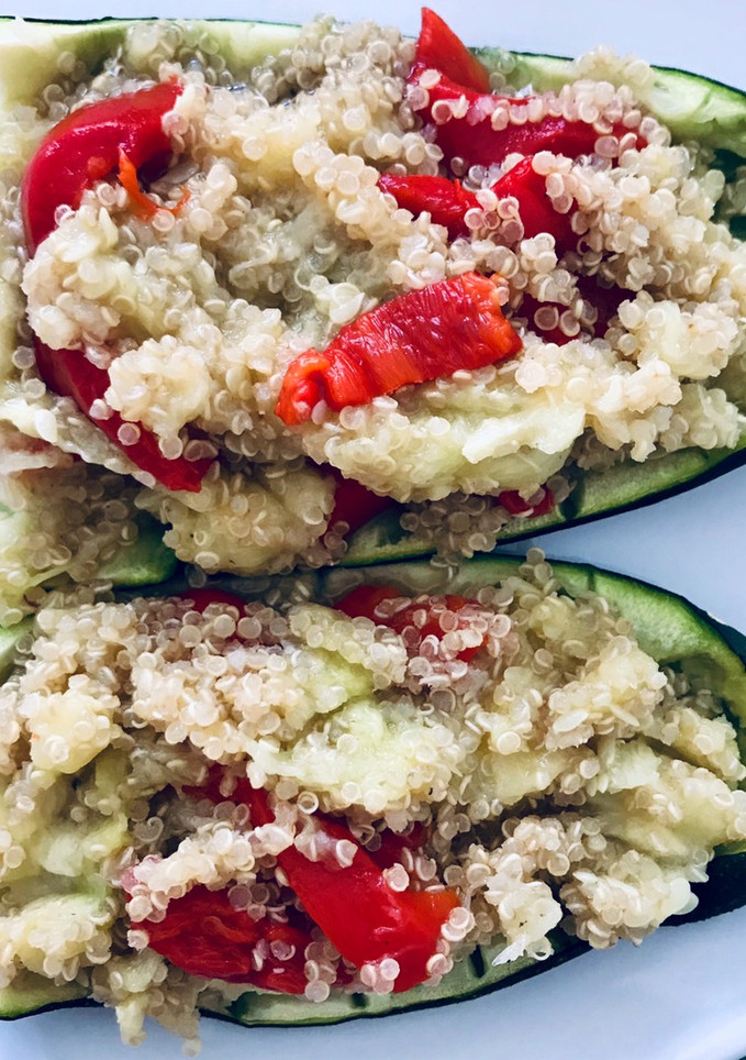 Una foto de Calabacín relleno con quinoa y pimiento