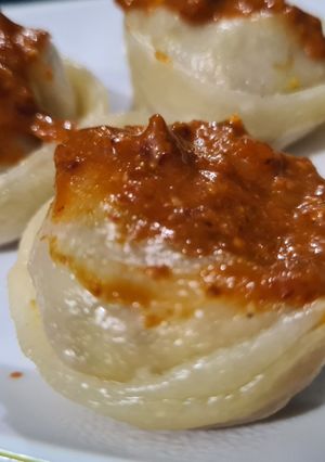 A picture of Momos and dip.