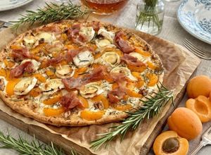 Une photo de Bánh Tart Mặn Mơ, Jambon Serrano & Phô Mai Dê