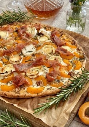 Une photo de Bánh Tart Mặn Mơ, Jambon Serrano & Phô Mai Dê