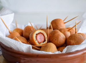 Foto principal de Mini Salchichas “Corn Dogs”