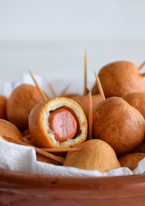 Una foto de Mini Salchichas “Corn Dogs”