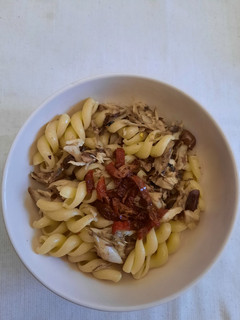 Foto di Fusilloni con sgombro, pomodorini e olive taggiasche