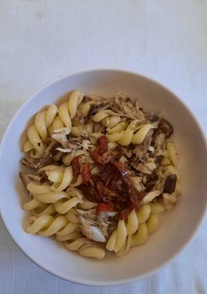 Foto di Fusilloni con sgombro, pomodorini e olive taggiasche