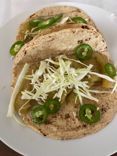Una foto de Tacos de chicharrón en salsa verde