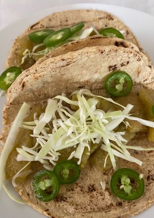 Una foto de Tacos de chicharrón en salsa verde