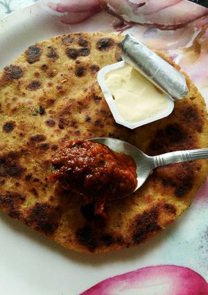 A picture of Makkai ka paratha stuffed with Paneer and coriander.