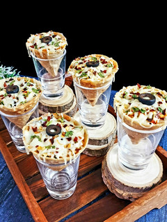 રોટી કોન પીઝા પંચ (Roti cone Pizza punch recipe in Gujarati) રેસીપી મુખ્ય ફોટો