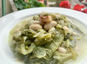 Foto di Scarola (indivia riccia) con fagioli e pancetta