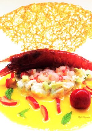 Foto di Tartare di gambero di Mazara; burrata con avocado e pistacchi; ciliegie e gazpacho di melone
