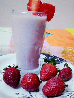 स्ट्रॉबेरी मिल्कशेक (Strawberry milkshake recipe in hindi) रेसिपी मुख्य फोटो