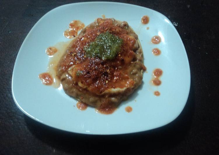 Huarache de frijol con filete de pescado en salsa de jitomate asado al tequila y salsa verde Geras