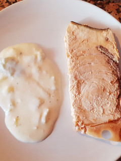 Una foto de Pez espada en salsa de yogur cremosa