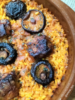 Una foto de Arroz al horno con costillas, shiitake y caldo de verduras