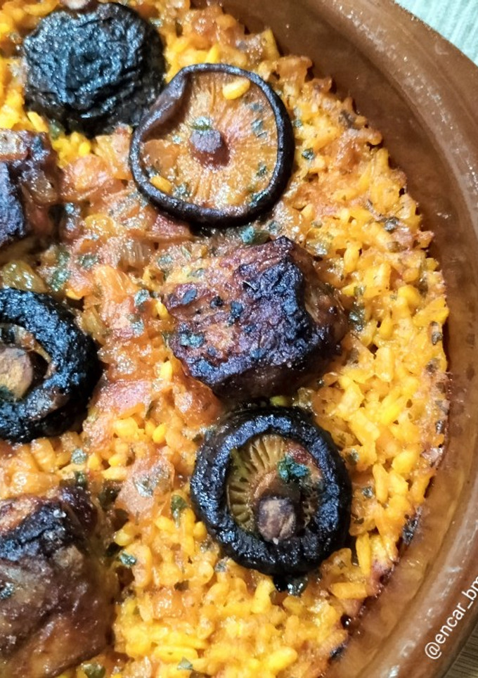 Una foto de Arroz al horno con costillas, shiitake y caldo de verduras