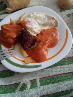 Una foto de Pisto con huevo y patatas