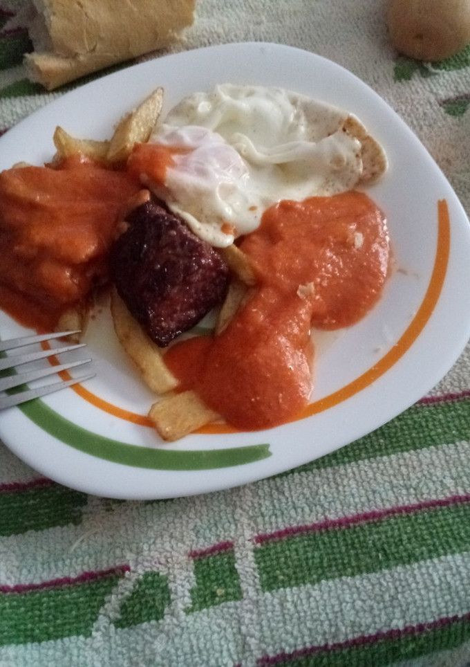Una foto de Pisto con huevo y patatas