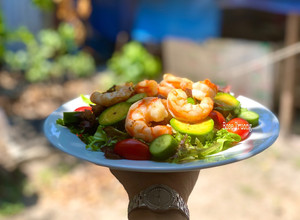 Hình của món Salad Bơ Tôm Áp Chảo.