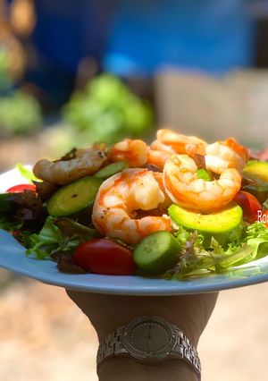 Hình của món Salad Bơ Tôm Áp Chảo.