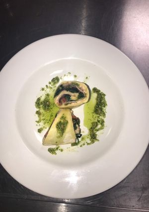 Una foto de Rotolo de espinaca, panceta y tomate con salsa pesto