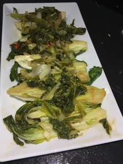 Una foto de Pak choi y kale con aliño japonés