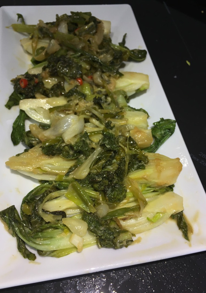 Una foto de Pak choi y kale con aliño japonés