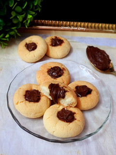 A picture of Butter Cookies with Nutella.