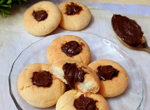 A picture of Butter Cookies with Nutella.