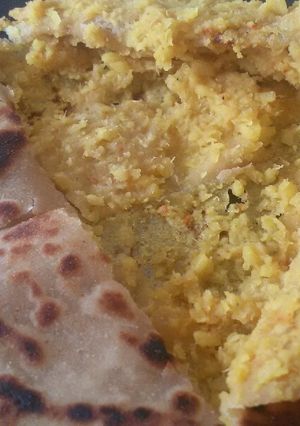 A picture of Dal Paratha.