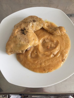 Una foto de Pollo con puré