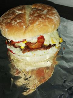 Una foto de Hamburguesa casera con pan artesanal Bimbo