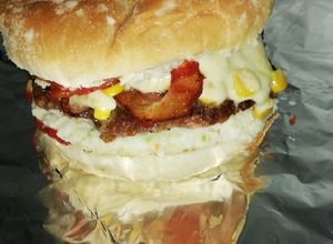 Una foto de Hamburguesa casera con pan artesanal Bimbo