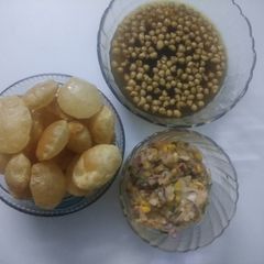 A picture of Panipuri with corn potato masala.