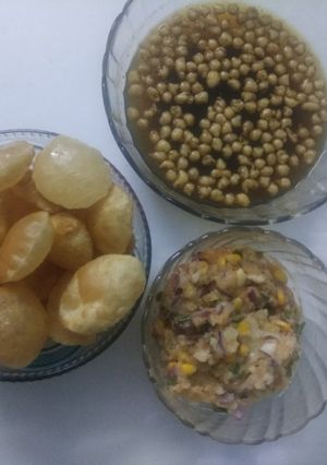 A picture of Panipuri with corn potato masala.