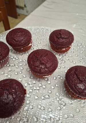 Una foto de Cupcakes red velvet rellenos de crema de queso