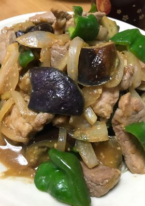 Una foto de Berenjena, cebolla y cerdo con miso
