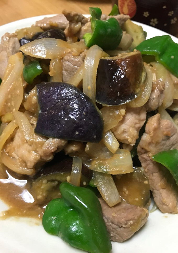 Una foto de Berenjena, cebolla y cerdo con miso