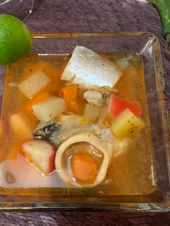 Una foto de Caldo de pescado y mariscos