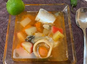 Una foto de Caldo de pescado y mariscos