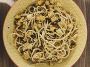 Une photo de spaghetti ail et persil