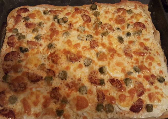 Tojásos-kolbászos-uborkás pizza recept foto