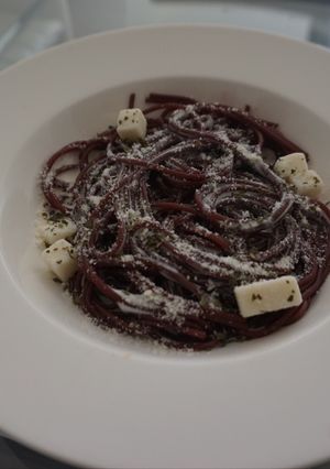 Una foto de Spaguettis al vino tinto con nata líquida