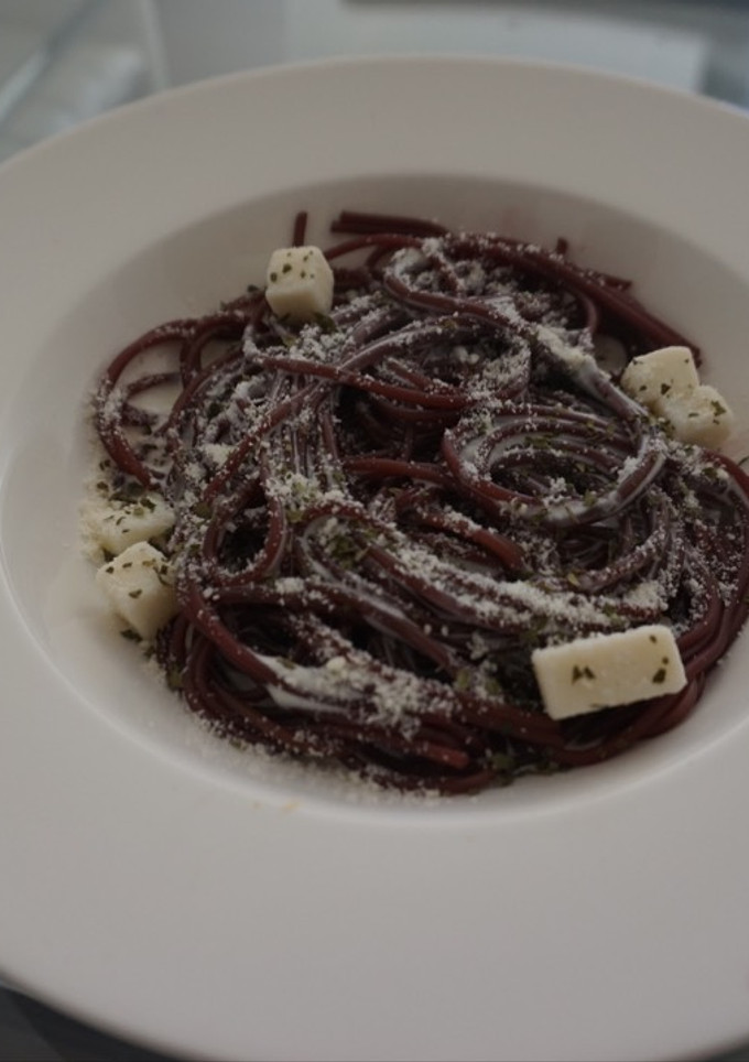 Una foto de Spaguettis al vino tinto con nata líquida