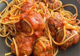 Espaguetis con Albóndigas
